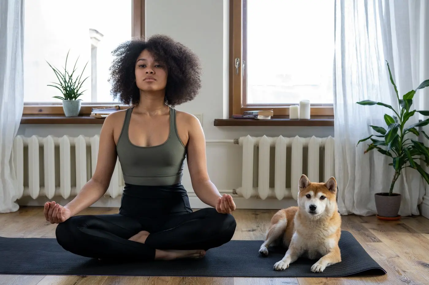 Mujer practicando yoga y meditación en casa, en un ambiente tranquilo y luminoso